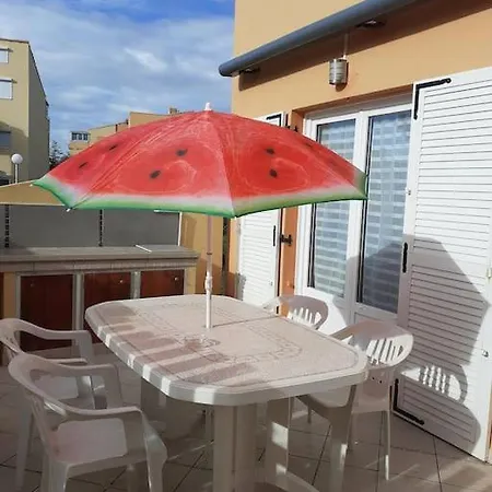 App T2 Entierement Renove En Proche A Pied De La De La Roquille Et De Tous Commerces Parking Prive Gratuit Climatisation Wifi