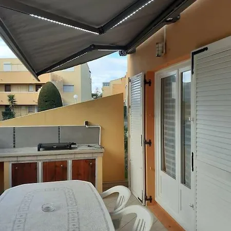 App T2 Entierement Renove En Proche A Pied De La De La Roquille Et De Tous Commerces Parking Prive Gratuit Climatisation Wifi Agde