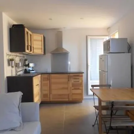 App T2 Entierement Renove En Proche A Pied De La De La Roquille Et De Tous Commerces Parking Prive Gratuit Climatisation Wifi *