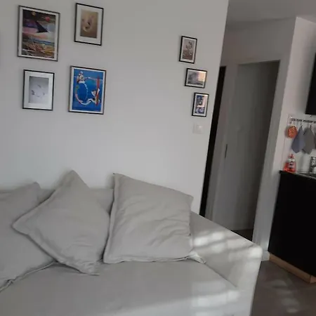 Apartment App T2 Entierement Renove En Proche A Pied De La De La Roquille Et De Tous Commerces Parking Prive Gratuit Climatisation Wifi