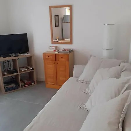 Résidence La Roquille: Renovated Beachside With Parking And Wi-fi